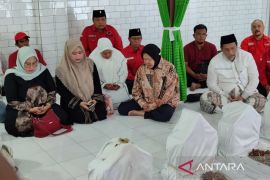 Jelang pendaftaran, Tri Rismaharini ziarah ke makam Sunan Bungkul